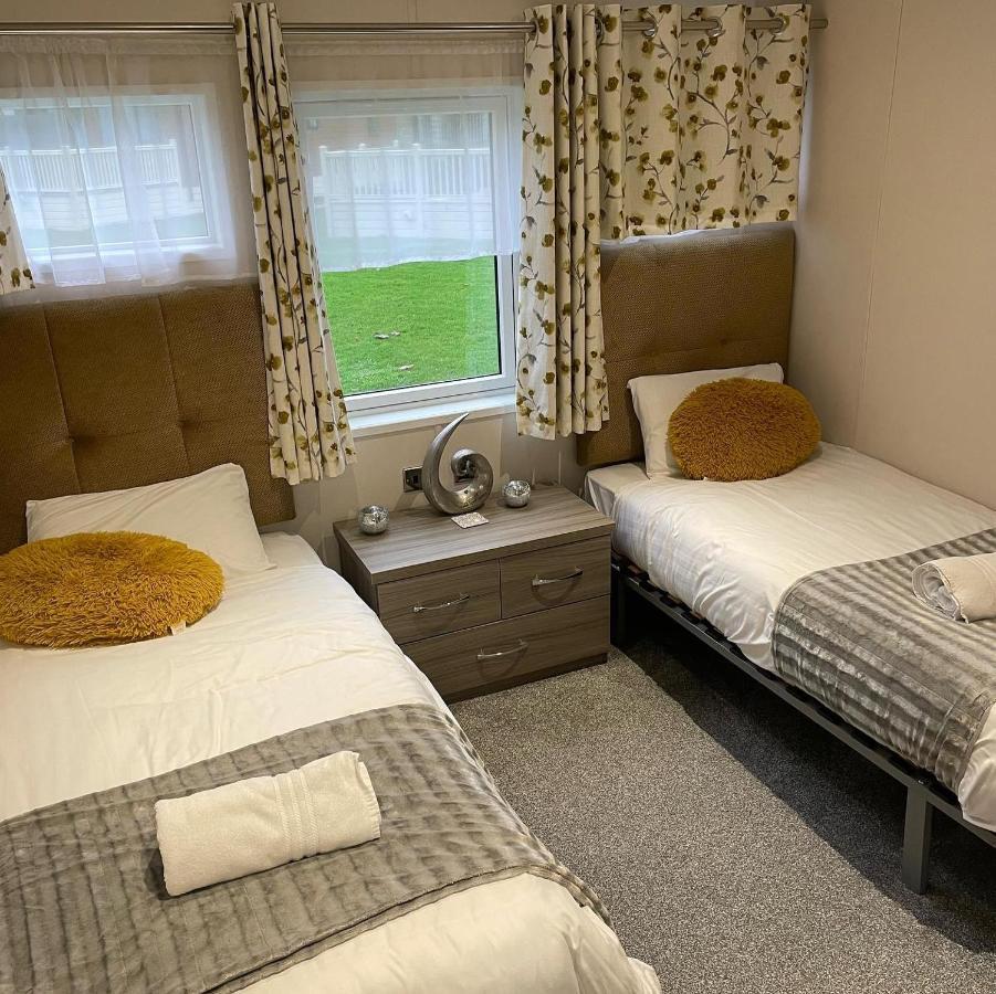 Reynards Retreat Lodge With Hot Tub Barmby on the Moor Buitenkant foto