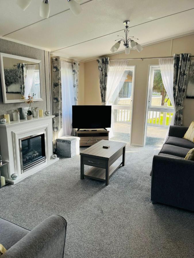 Reynards Retreat Lodge With Hot Tub Barmby on the Moor Buitenkant foto